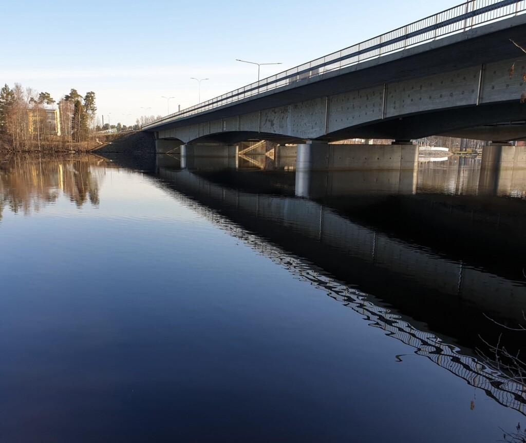 Nykyiset Oulujoen sillat alhaalta kuvattuna