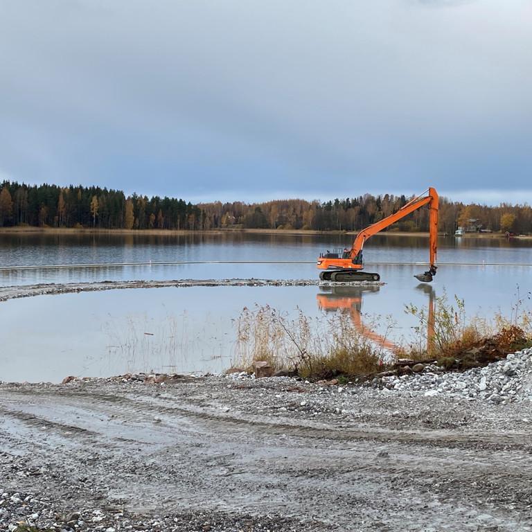 Kreaten pohjarakentamisen ammattilaiset vastaavat Pappilanniemen uuden venesataman maanrakennustöistä Taipalsaarella