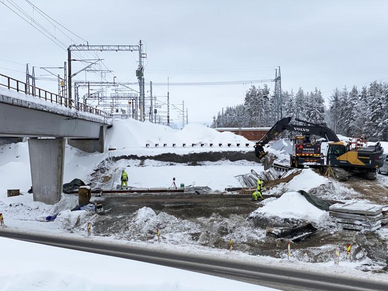 Kreaten sillanrakentamisen ja sillankorjaamisen konkarit urakoivat ennätyksellisen siltahankkeen, kun rakennamme Suomen pisimmän siirtomenetelmällä toteutettavan ratasillan Lauritsalaan Lappeenrantaan.