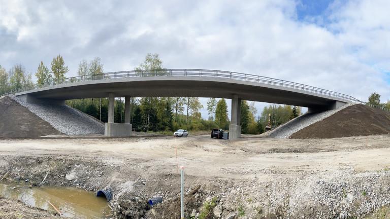 Kreaten sillanrakentamisen ja -korjaamisen yksikkö uusi Saksalan ylikulkusillan Porvoossa.