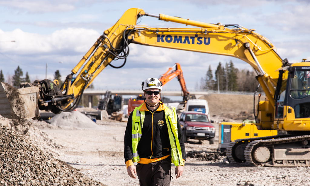 E18 Turun kehätie -hankkeen työmaainsinööri Janne Neste Kreatelta käy työmaalla säännöllisesti, vaikka tietomallinnus mahdollistaa monen asian toteutumisen etänä.