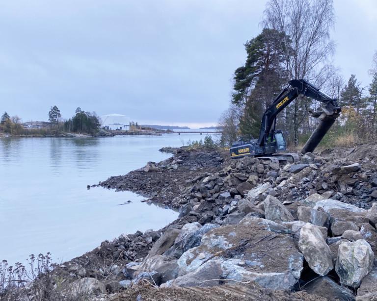 Kreate toteuttaa Haakoninlahden ja Koirasaaren esirakentamisurakan vedenalaista louhintaa hyödyntäen Helsingin Kruunuvuorenrannassa.