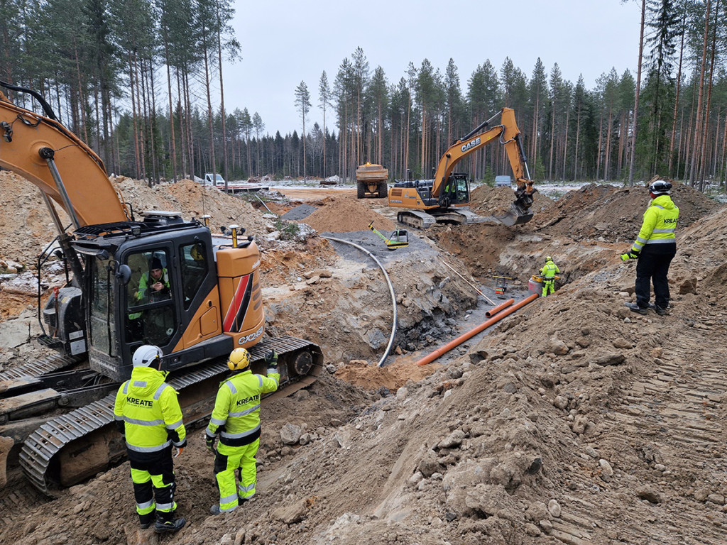 Kreatella on käynnissä katujen ja vesihuollon rakentaminen Tahkokankaan alueella Oulun Hiirosen kaupunginosassa, jonne valmistuu vaiheittain noin 2 200 asukkaan pientalo- ja kerrostaloalue. Ekologista rakentamista painottavassa hankkeessa hyödynnetään tehokkaasti työmaalla syntyviä materiaaleja ja toteutetaan hulevesien hallinta luonnonmukaisilla ratkaisuilla.
