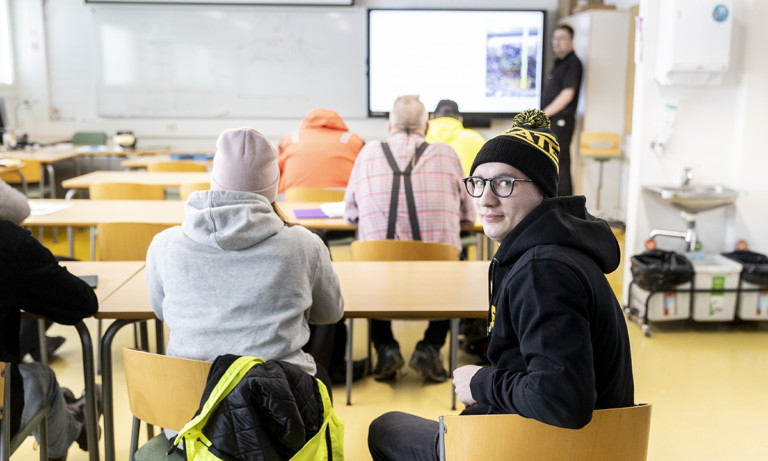 Jere Kuossari on työskennellyt Kreatella pari vuotta koneenkuljettajana ja suorittanut työn ohessa mm. ratatyövastaavan pätevyyden. Nyt opiskelut jatkuvat Tampereen aikuiskoulutuskeskuksessa maarakennusalan ammattitutkinnon parissa. Kevään lähipäivässä perehdyttiin kivaineslajeihin. Kuva: Rami Marjamäki