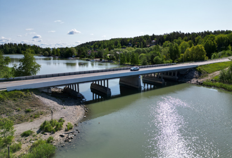 Kreate purkaa huonokuntoisen Kuusistonsalmen sillan, rakentaa varasillan ja uuden sillan vanhan paikalle Saaristotien varrella Kaarinassa.