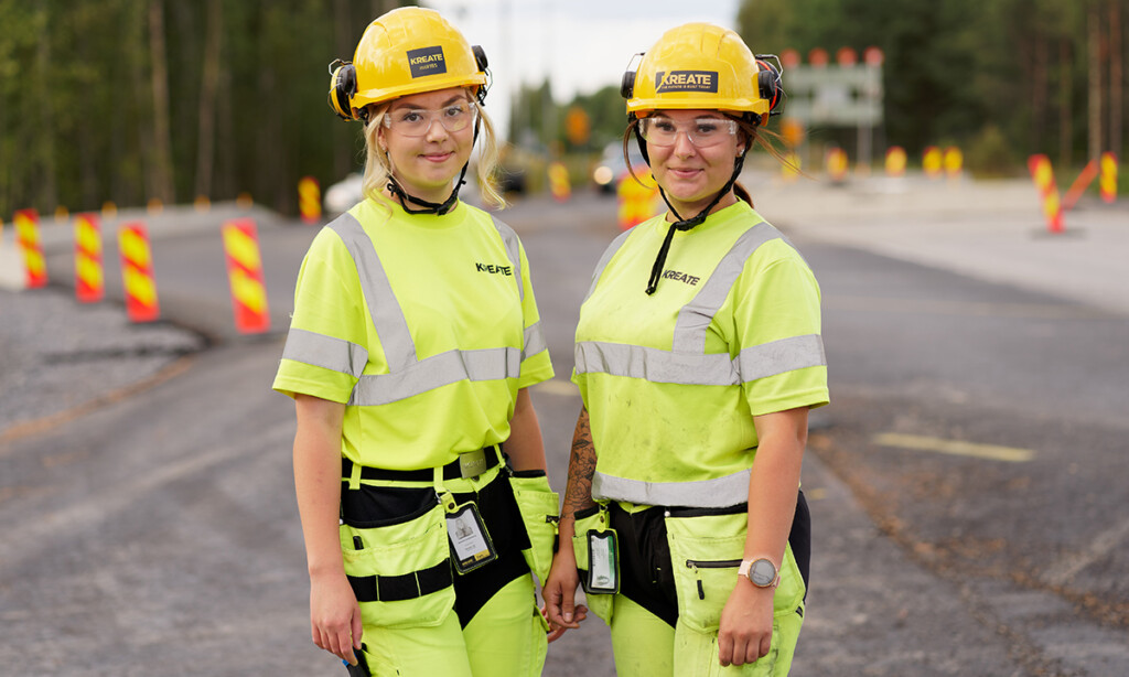 Janette Schönberg ja Milla Laatikainen opiskelevat infrarakentamista ja kesällä 2023 he työskentelivät haalariharjoittelussa Kreaten Poikkimaantie-hankkeella Oulussa.