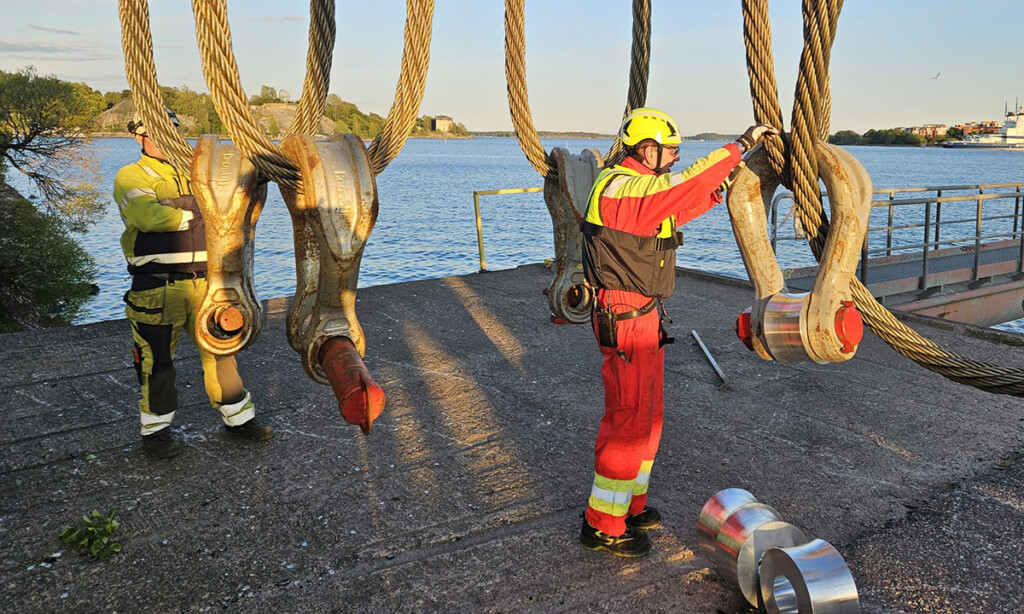 Valmistautumista siltalohkon nostamiseen Sompasaaressa osana Kruunuvuorensillan merinostoja Helsingissä heinäkuussa 2023. Kuva: Kreate