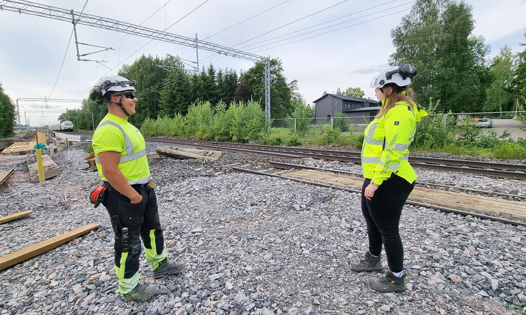 Kreaten työnjohtoharjoittelija Lassi Nurminen ja projekti-insinööri Jenna Karppanen vaihtavat kuulumisia HERI2-ratahankkeella Järvenpäässä.