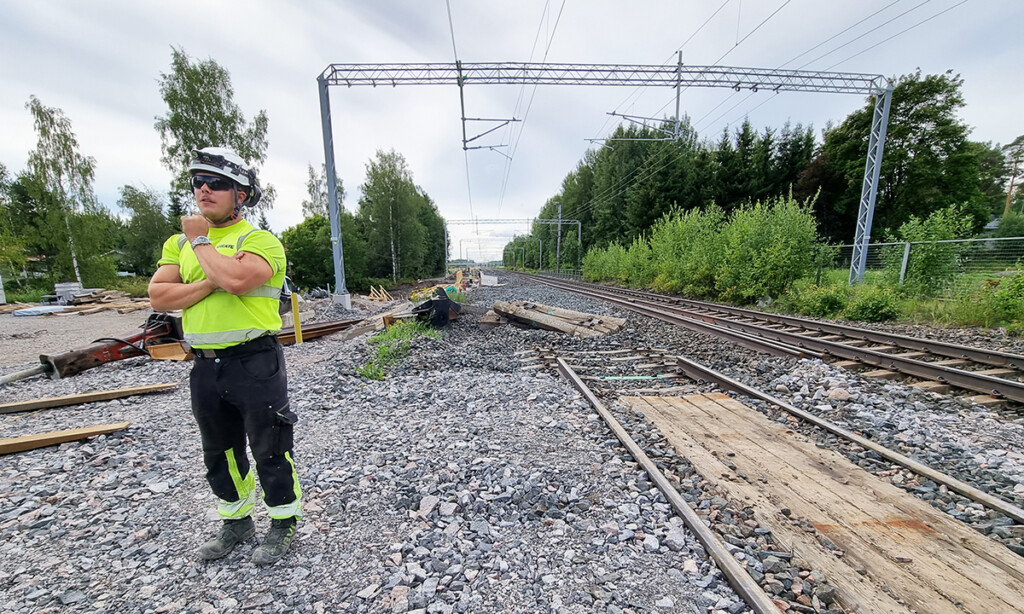 Lassi Nurminen työskentelee kesällä 2023 työnjohtoharjoittelija Kreaten ratahankkeilla, tässä ollaan Järvenpäässä osana mittavaa HERI1-urakkaa.