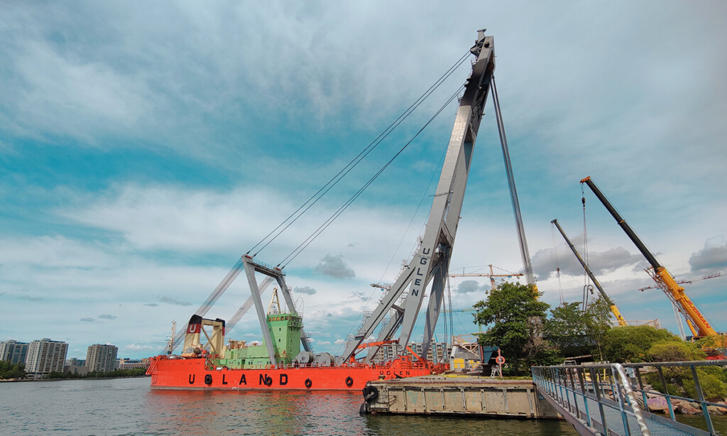 Merinosturi Uglenin kyytiin lastataan Sompasaaressa Kruunuvuorensillan siltalohkoa. Kuva: Kreate
