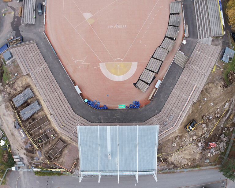 Kreate toimii pääurakoitsijana rakennusurakassa, jossa katetaan Superpesis-kenttänä toimivan Pihkalan pesäpallostadionin katsomo Hyvinkäällä.