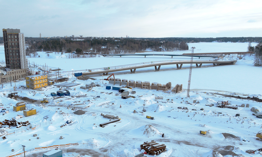 Nihdin aluetta on rakennettu myös talvikuukausina. Rantaan rakennetut elementit näkyvät kuvan keskiosassa lähellä uutta Nihdin siltaa. Ne nostetaan paikoilleen veteen toukokuussa 350-tonnisen ristikkopuominosturin avulla. 