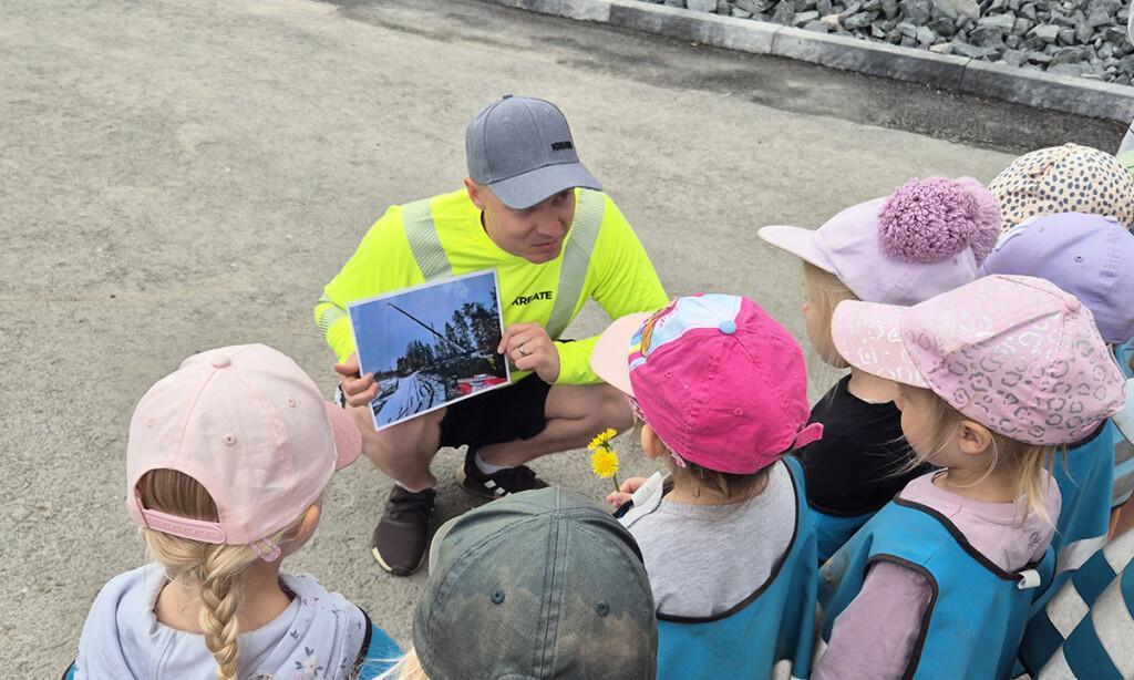 Kreaten työmaapäällikkö Aki Putto esitteli pesäpallostadionin urakan työvaiheita vierailevan päiväkodin lapsille.