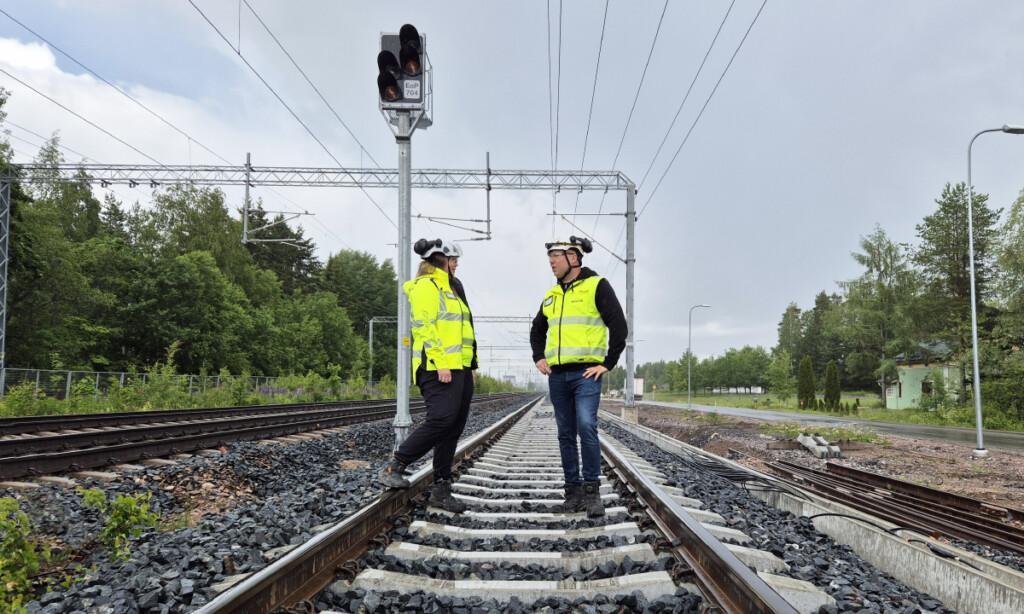 Kreaten Jenna Karppanen ja Arttu Ketonen jakavat osaamista ja oppivat uutta mentoroinnin avulla Suomen vilkkaimmin liikennöidyn radan varrella.