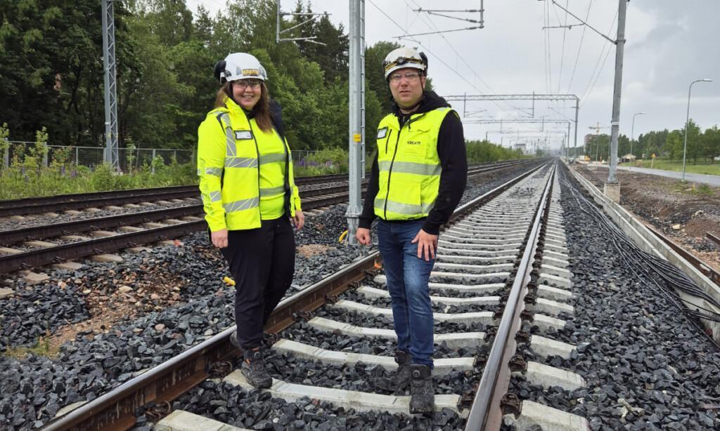 Kreaten Jenna Karppanen ja Arttu Ketonen jakavat osaamista ja oppivat uutta mentoroinnin avulla Suomen vilkkaimmin liikennöidyn radan varrella.