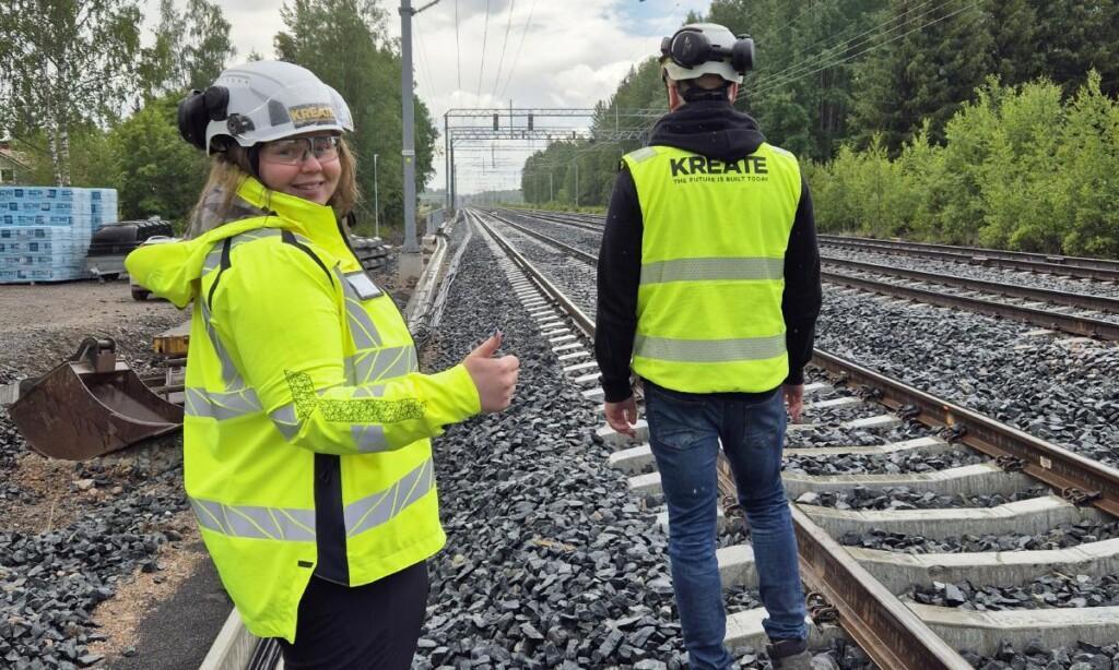 Kreaten Jenna Karppanen ja Arttu Ketonen jakavat osaamista ja oppivat uutta mentoroinnin avulla Suomen vilkkaimmin liikennöidyn radan varrella.