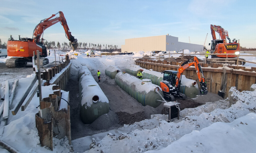 Logistiikkakeskuksen tontilla tuettuihin kaivantoihin asennettiin tammikuussa 2024 viimeisiä erotinjärjestelmiä, joissa ovat virtauksensäätökaivot, hiekanerottimet, öljynerottimet ja näytteenottokaivot.