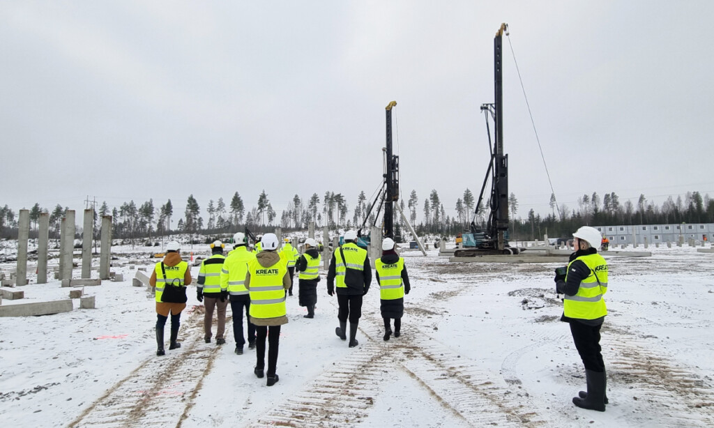 Helmikuun alussa 2022 mediatilaisuus toi odotettuja vieraita Onnelaan. Koko joukko tutustui mittavaan projektiin ja työmaakierroksella pääsimme seuraamaan maankaivuu- ja täyttötöitä sekä paalutusta ja anturatöitä.