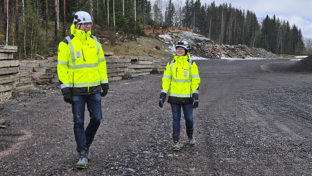 Jussi Sivén ja Henna Ihamäki ovat Kreaten kiertotalouden ammattilaisia. Tällä kertaa he kävelevät Marjalan kiertotalousalueella Mäntsälässä.