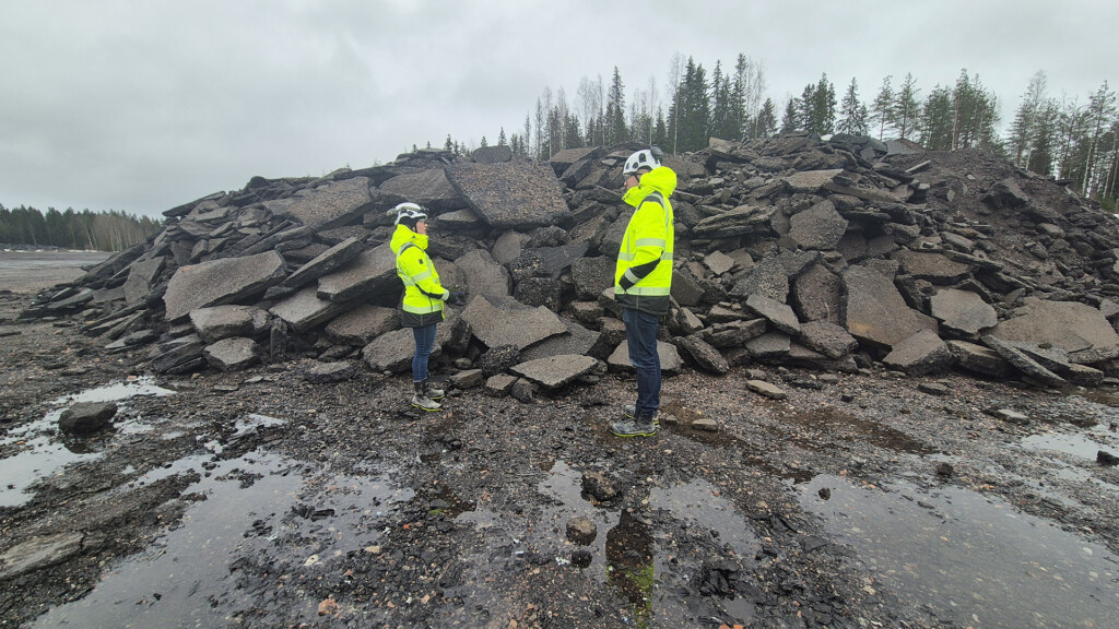 
Mäntsälässä sijaitseva Marjalan kiertotalousalue valikoitui paikaksi, kun Kreaten kiertotalouden ammattilaiset Henna Ihamäki ja Jussi Sivén vaihtoivat kuulumisia. Taustalla pääkaupunkiseudun rakennustyömailta tullutta asfalttijätettä