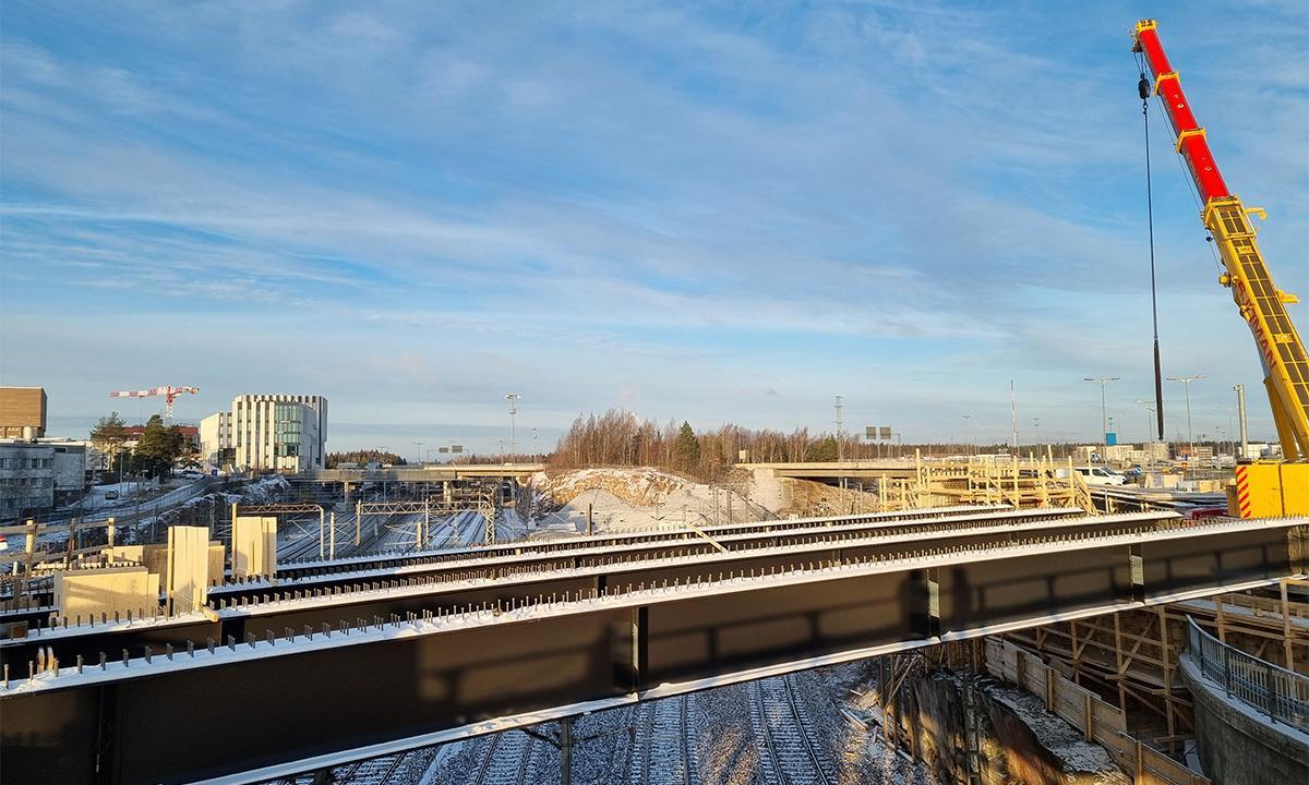Veturitien sillan isot 38 metriä pitkät pääkannattajapalkit on saatu asennettua välitukien päälle.