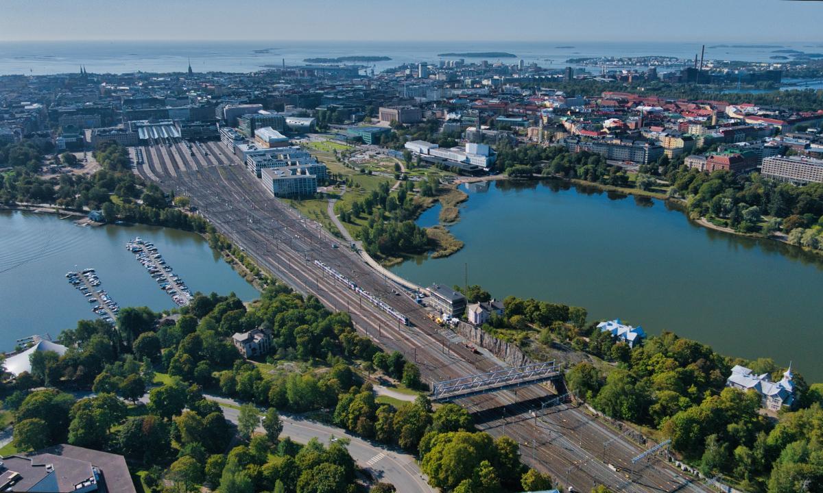 Kreate urakoi Suomen vilkkaimmalla rataosuudella harvinaisen sovitetun raideristeyksen vaihtamisen.