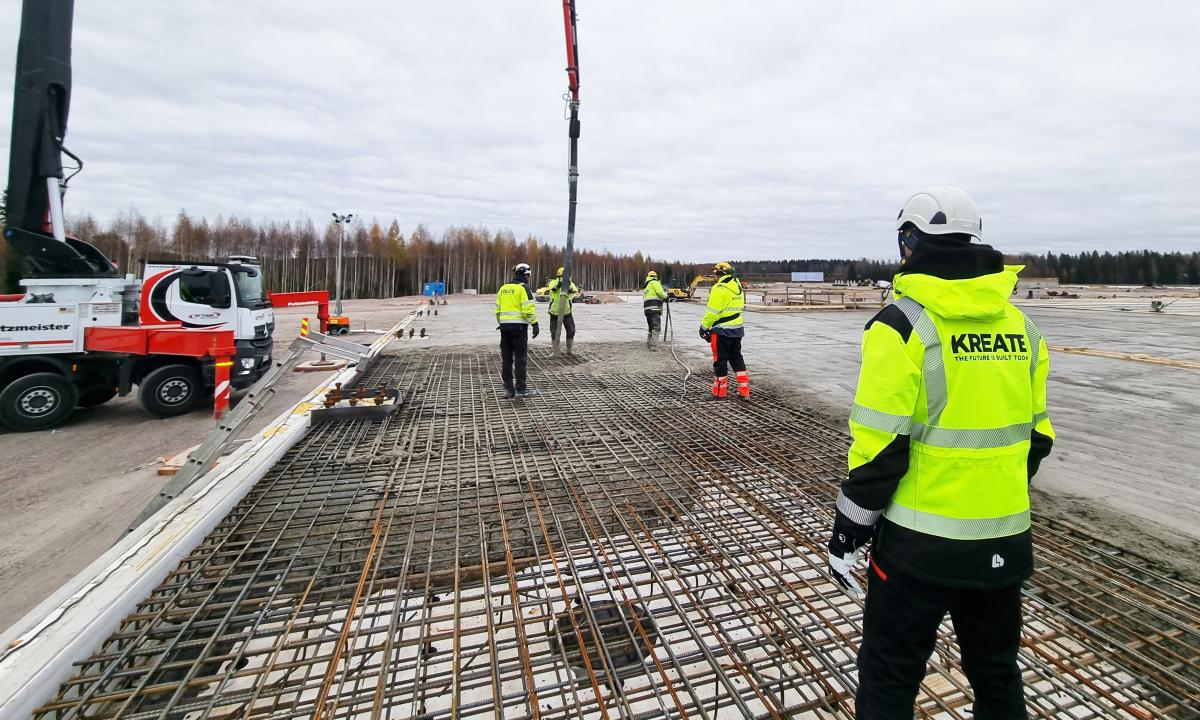 Kreaten poikkeuksellinen suuri valu-urakka käynnistyi Onnelan logistiikkakeskuksen työmaalla tammikuussa 2023 ja viimeisen eli 85:nnen paalulaatan valu koitti lokakuun lopussa 2023. Kaikkiaan betonia valettiin 50 000 kuutiota, josta lähes puolet oli vähähiilistä betonia.