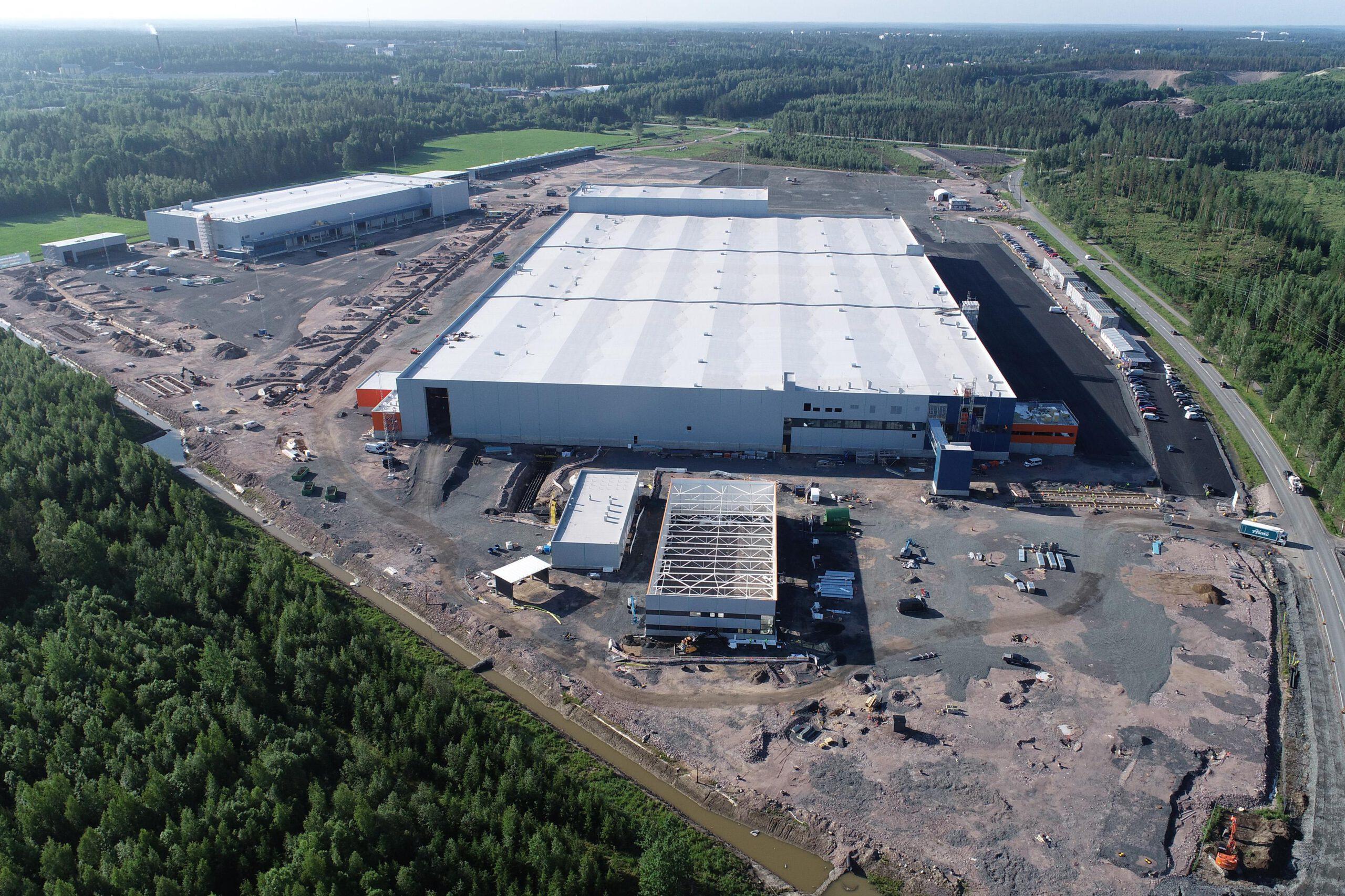 Keskon logistiikkakeskuksen 42 hehtaarin tontilla Hyvinkäällä putkityöt ovat loppusuoralla. Kreaten maarakennus- ja perustusurakassa tehdään viimeisiä betonitöitä, lämmitys- ja jäähdytysputkien asennuksia sekä levitetään kantavaa kerrosta piha-alueille.