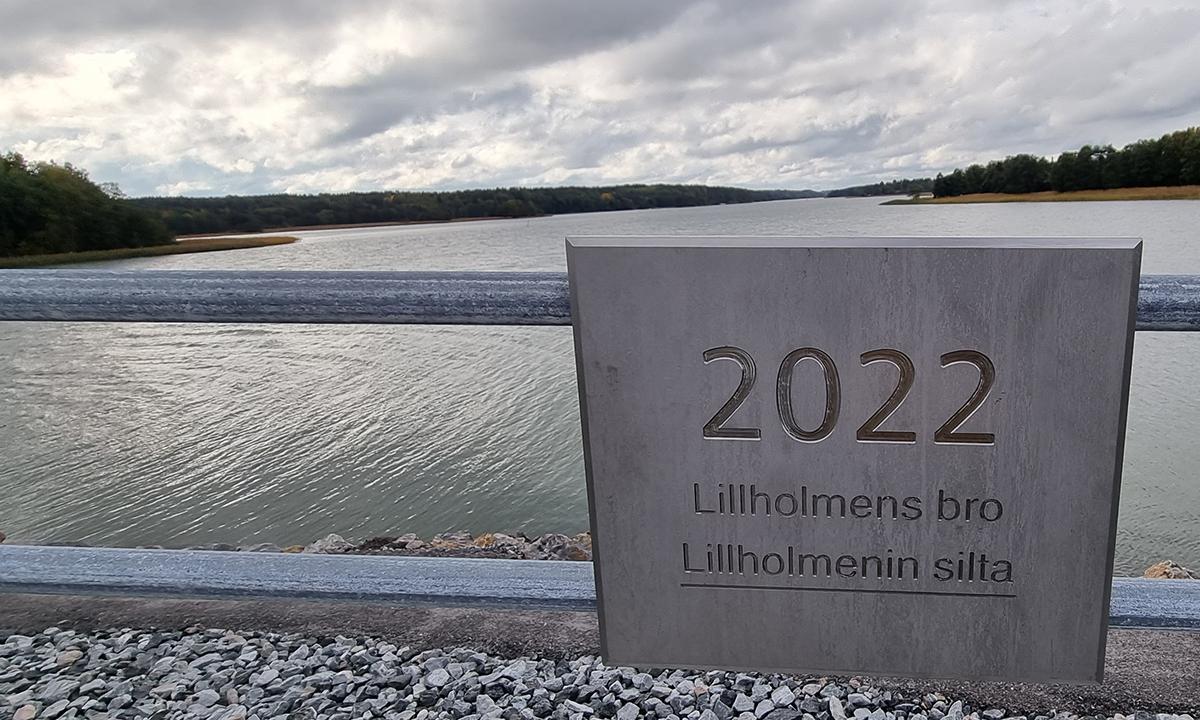 Lillholmenin silta kyltti