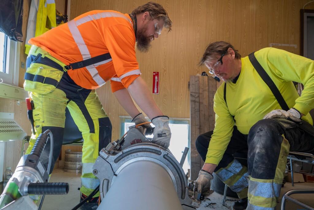 Antti Rantatalo ja Jarmo Routasaari Kreatelta varmistivat millintarkalla työllä, että köysiputket ovat täydellisiä asennukseen.