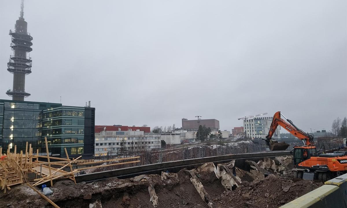 Vanhan tukimuurin purkaminen kuuluu osaksi Veturitien ylikulkusillan uudistamista Keski-Pasilassa Helsingissä.