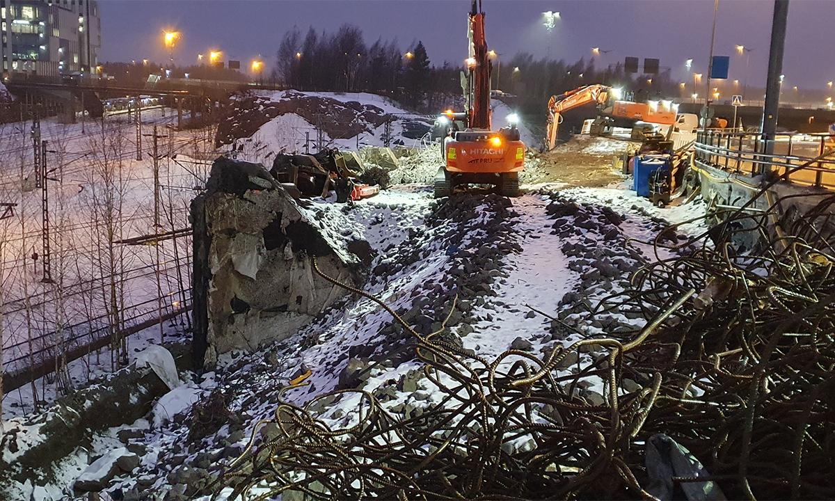 Myös öiseen aikaan Kreate purkaa vanhaa Hakamäentien rampin tukimuuria Pasilassa osana Veturitien sillan uutta linjausta.