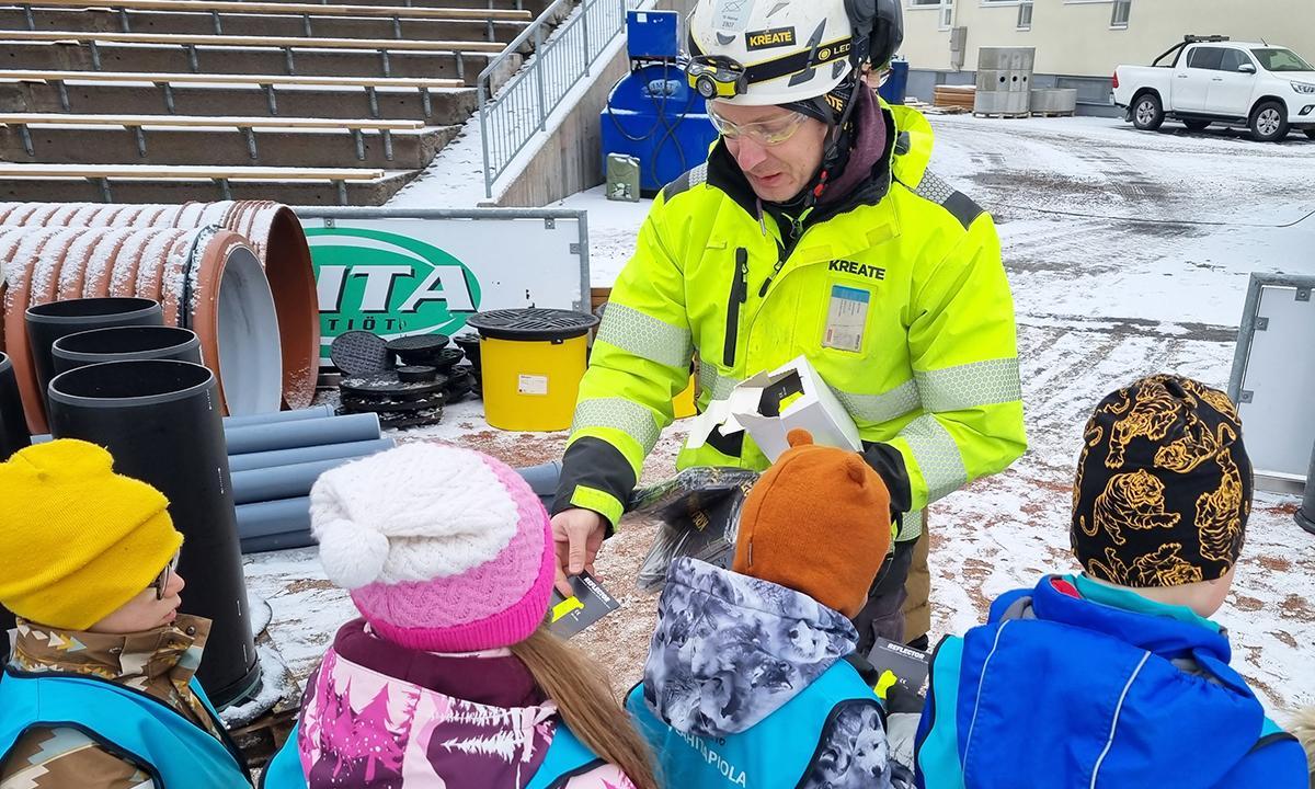 Turvallisuus on tärkeää ja mukaan lähti Kreate-heijastimet vierailijoille. 