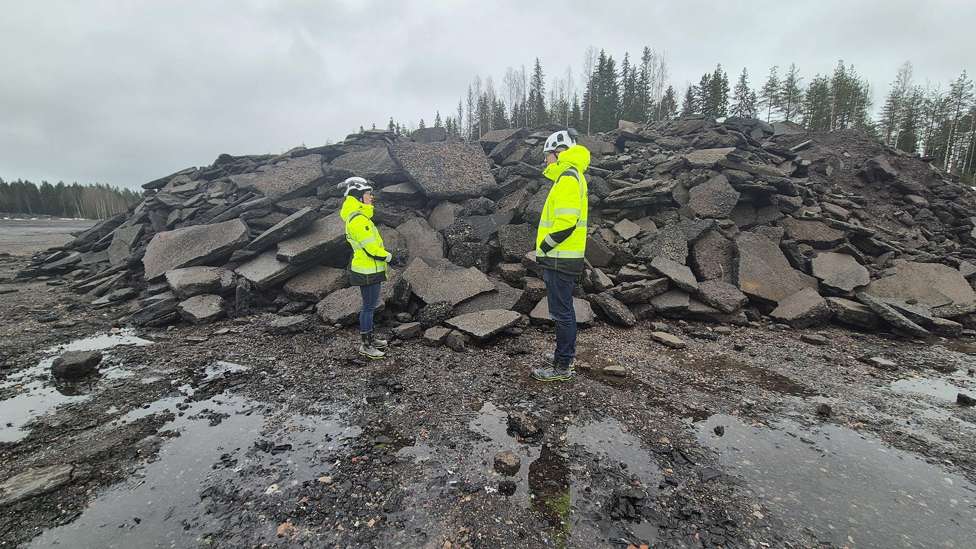 Mäntsälässä sijaitseva Marjalan kiertotalousalue valikoitui paikaksi, kun Kreaten kiertotalouden ammattilaiset Henna Ihamäki ja Jussi Sivén vaihtoivat kuulumisia. Taustalla pääkaupunkiseudun rakennustyömailta tullutta asfalttijätettä