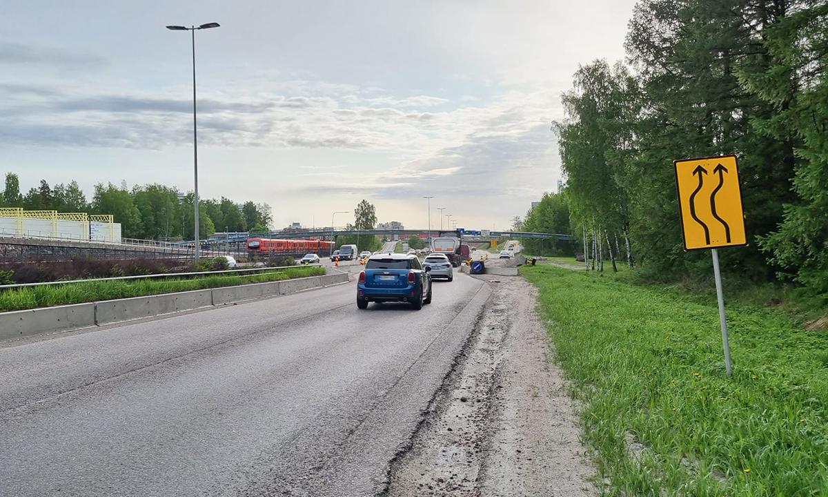 Itäväylällä Mustapuron kohdalla Kreate parantaa tulvavesialuetta.