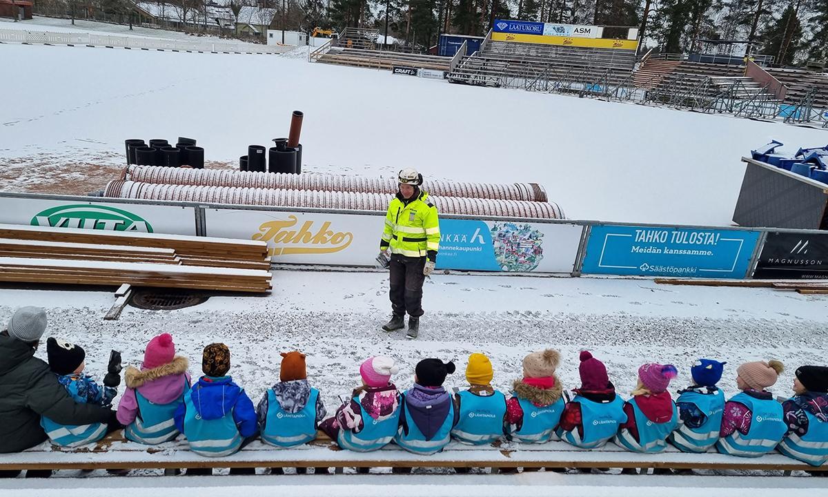 Katsomonkorjausurakassa testattiin katsomoa, kun työmaapäällikkö kertoi lisää työmaasta päiväkodin lapsille. 