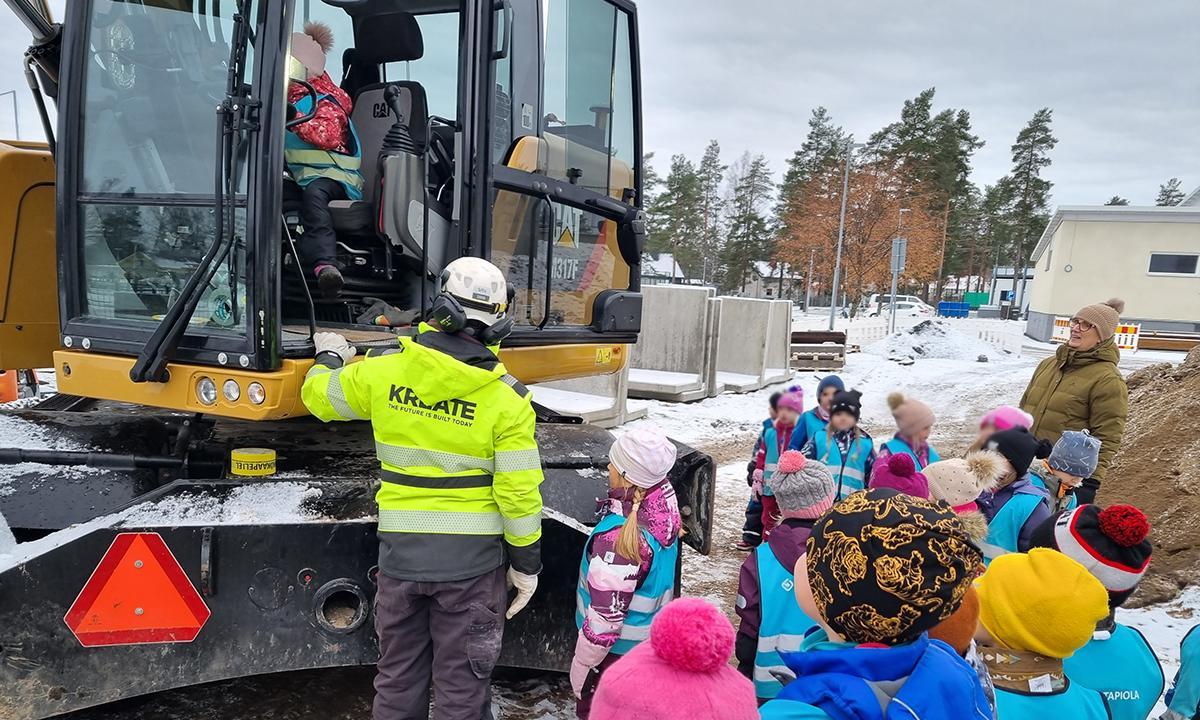 Koneet kiinnostivat pieniä vierailijoita pesäpallostadionin työmaalla. 
