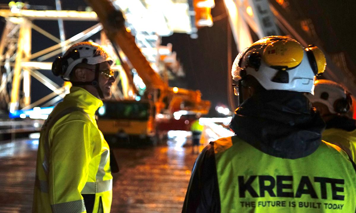 Kreatelaisia seuraamassa Kruunuvuorensillan siltalohkojen isoa nosto-operaatiota. Kuva: Kreate