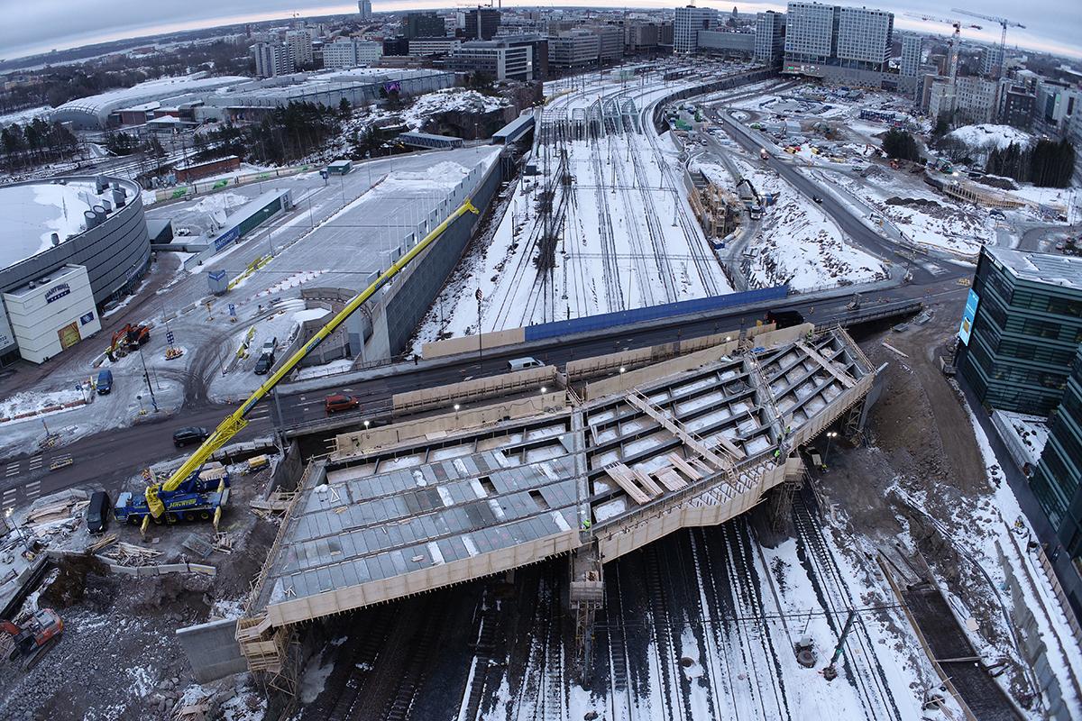 Kreate toteutti Veturitien ylikulkusillan kolmessa vaiheessa. Tammikuussa 2022 asennettiin kuorilaattoja.