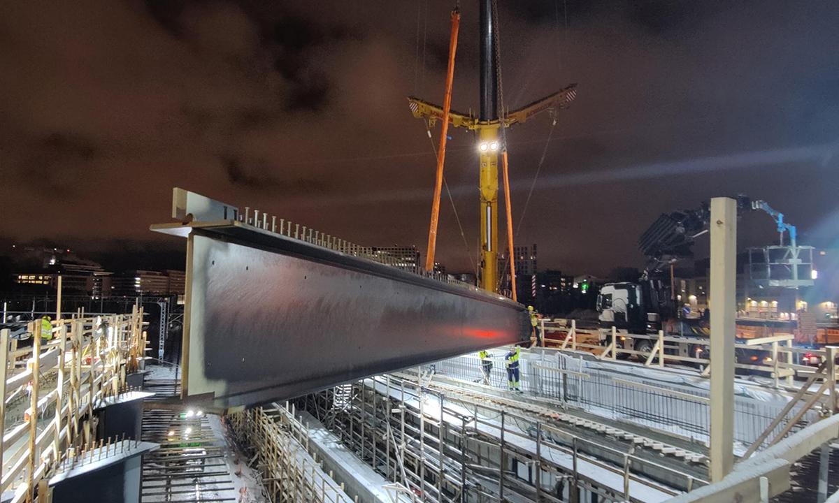 Veturitien uuden sillan pääkannatinpalkit nostettiin paikoilleen välitukien varaan yöaikaan vilkkaan junaliikenteen ehdoilla.