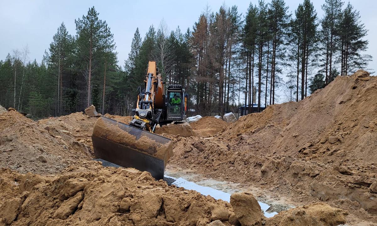 Kreate rakentaa urakka-alueelle erilaisia vesihuoltoverkostoja noin yhdeksän kilometrin verran. Tässä meneillään sepelin levittäminen salaojaa varten.