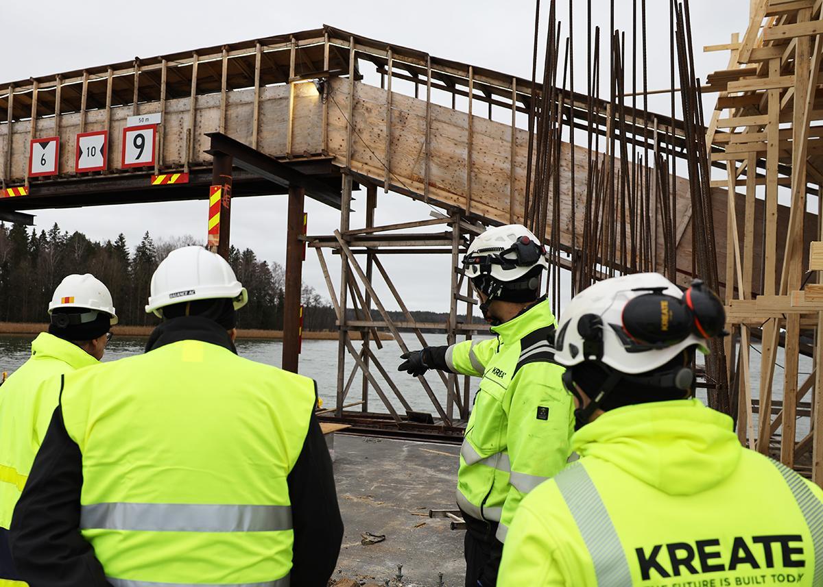 Uuden läppäsillan työmaa houkutteli kokeneet rakennusalan konkarit paikalle