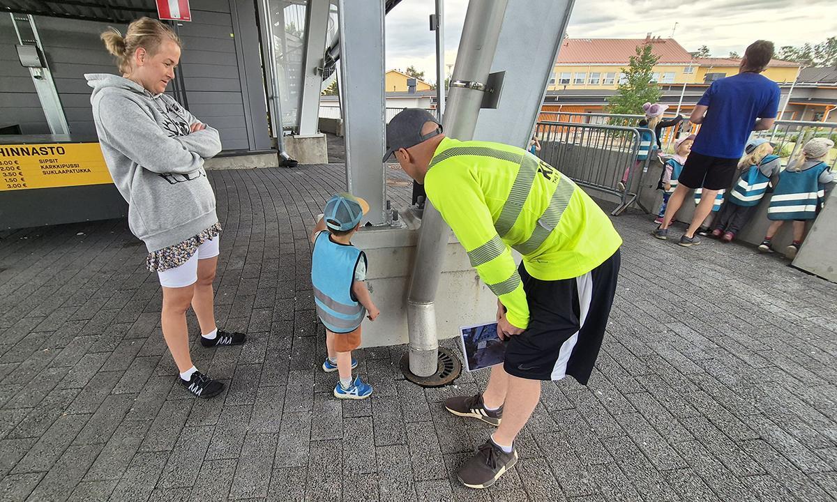 Vierailun aikana lapset tutustuivat myös pesäpallostadionin yksityiskohtiin - ja näkyypä oma päiväkotikin täältä.