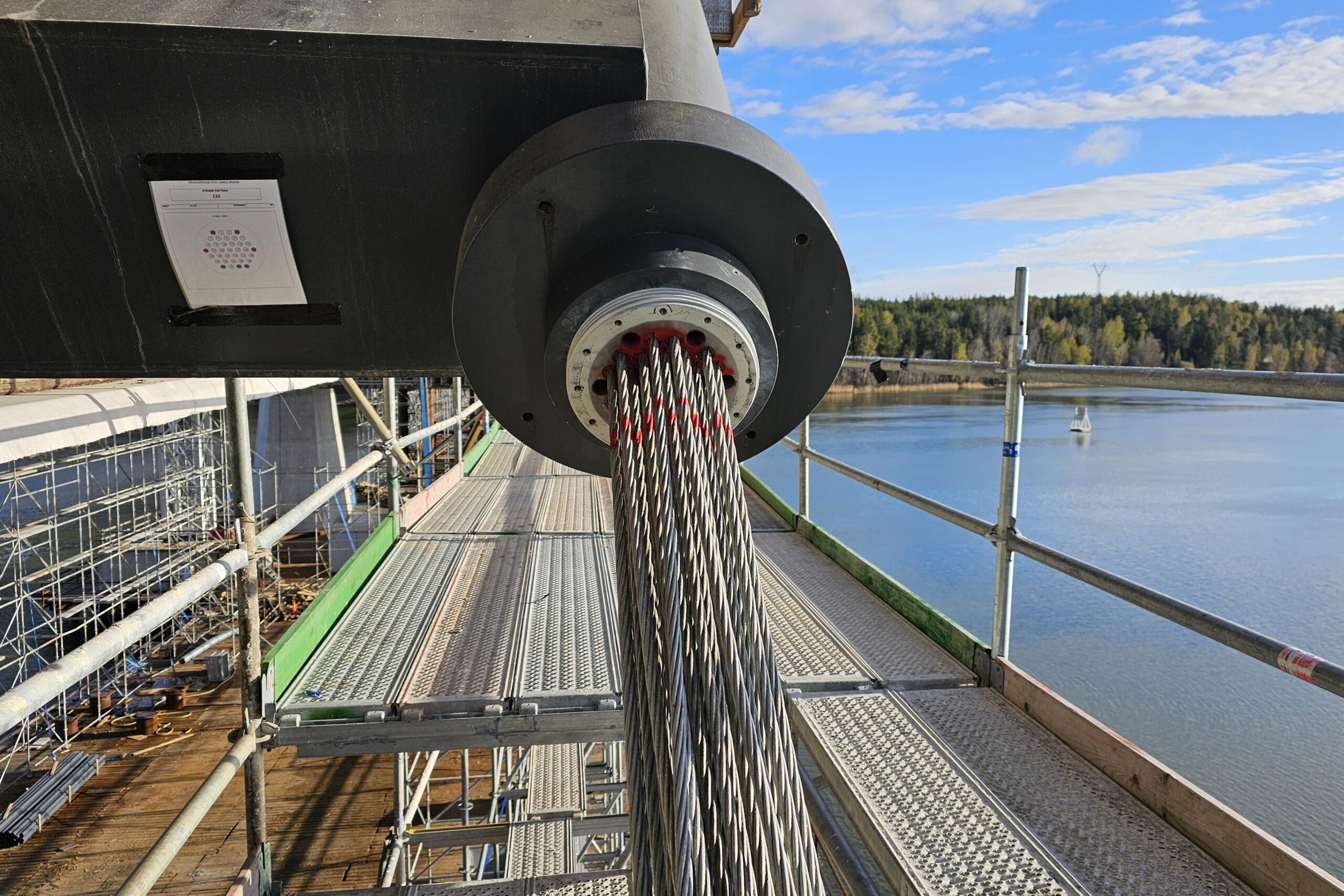 Yksi rasvapunos koostuu sydänlangasta ja sitä kiertävästä kuudesta teräslangasta. Rasvapunosten väleissä on vahaa.