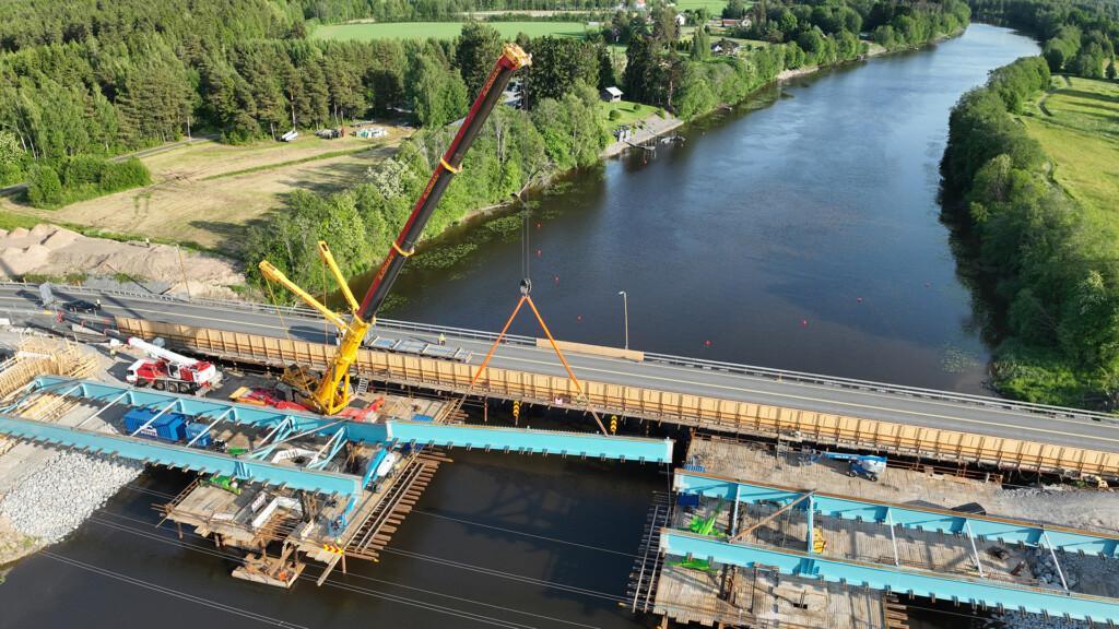 Koiviston sillan teräksiset pääpalkit olivat 47-metrin pituudellaan tavanomaista pidemmät ja painoa niillä oli 57 tonnia. Nostot sujuivat suunnitelmien mukaan Kokemäenjoella valtatie 11 ääressä.