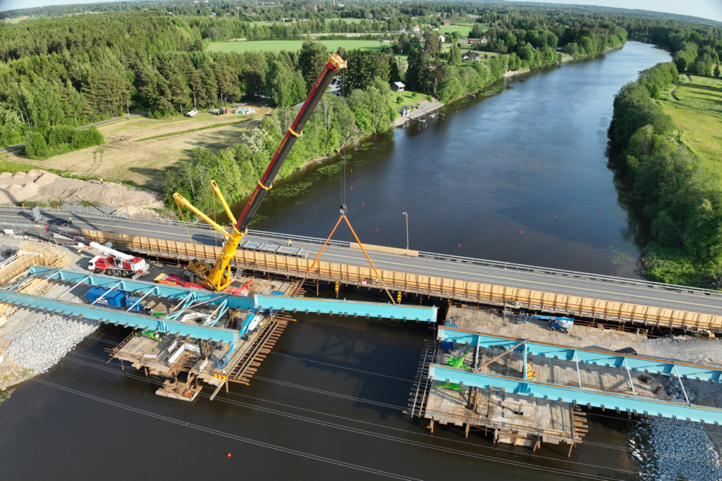 Koiviston sillan teräksiset pääpalkit olivat 47-metrin pituudellaan tavanomaista pidemmät ja painoa niillä oli 57 tonnia. Nostot sujuivat suunnitelmien mukaan Kokemäenjoella valtatie 11 ääressä.