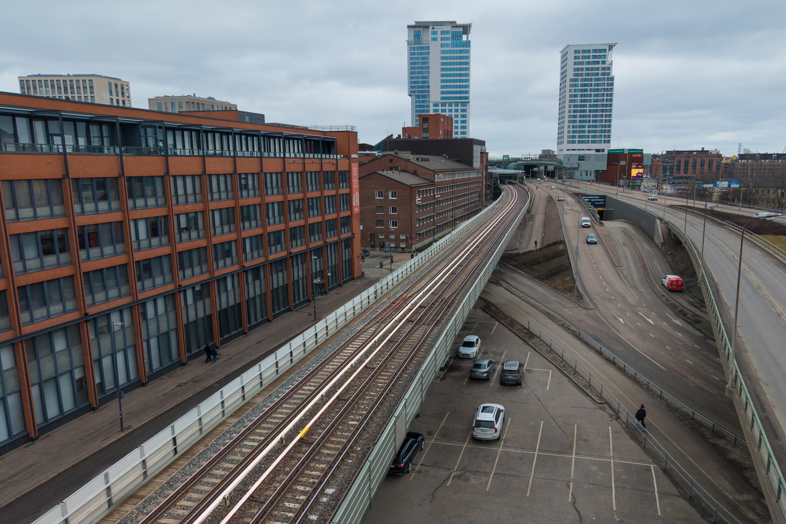 Junatien metrosilta Redille päin