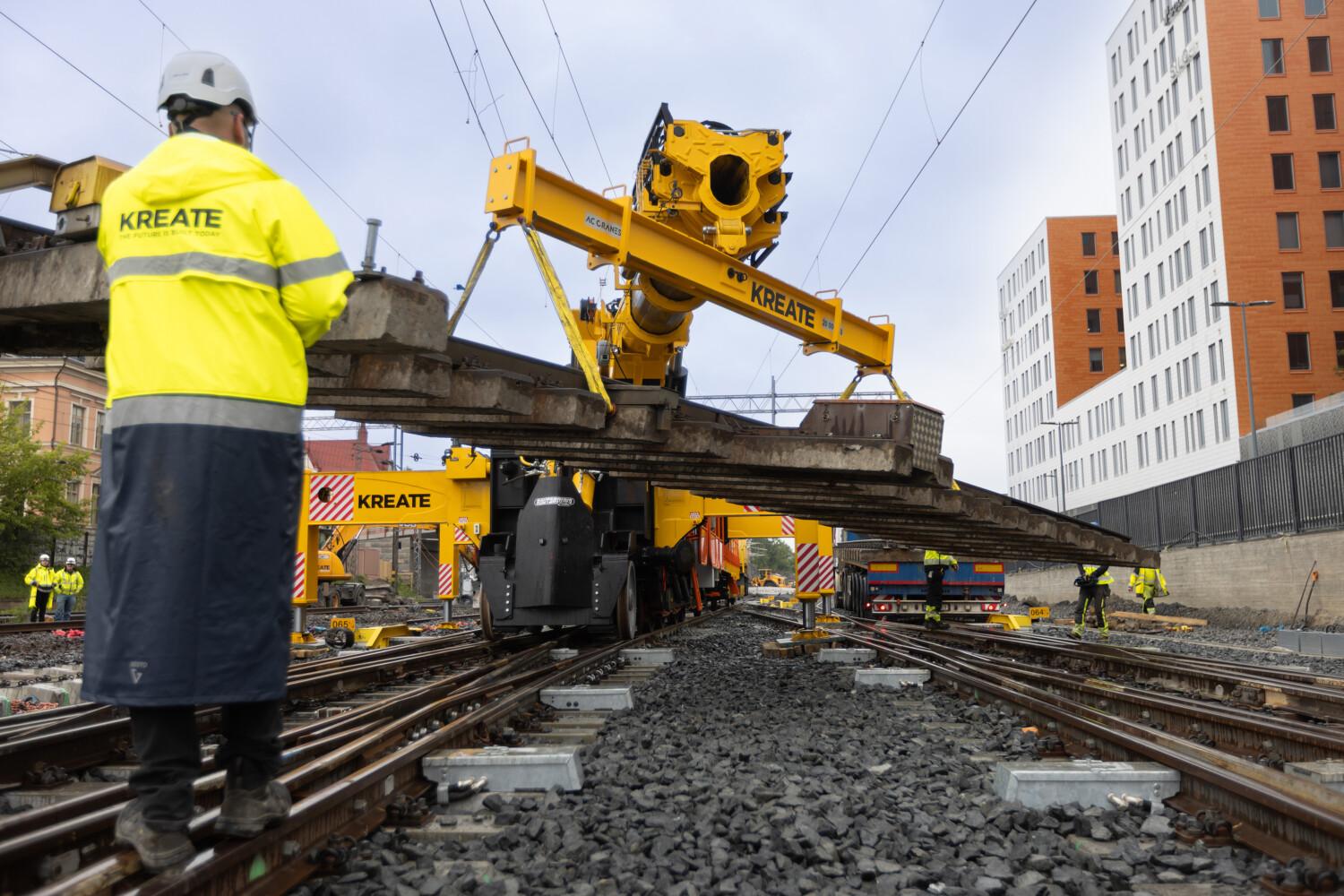 Sadesääkään ei haitannut ratatöiden etenemistä kesäkuun ensimmäisenä viikonloppuna Tampereen henkilöratapihan hankkeella. Kreaten ratanosturi nosti 12–15-tonnisia vaihde-elementtejä tehokkaasti. Isommatkin nostot olisivat onnistuneet, sillä nosturin nostokyky on tukijaloilla 4,6 metrin etäisyydelle jopa 108 tonnia.