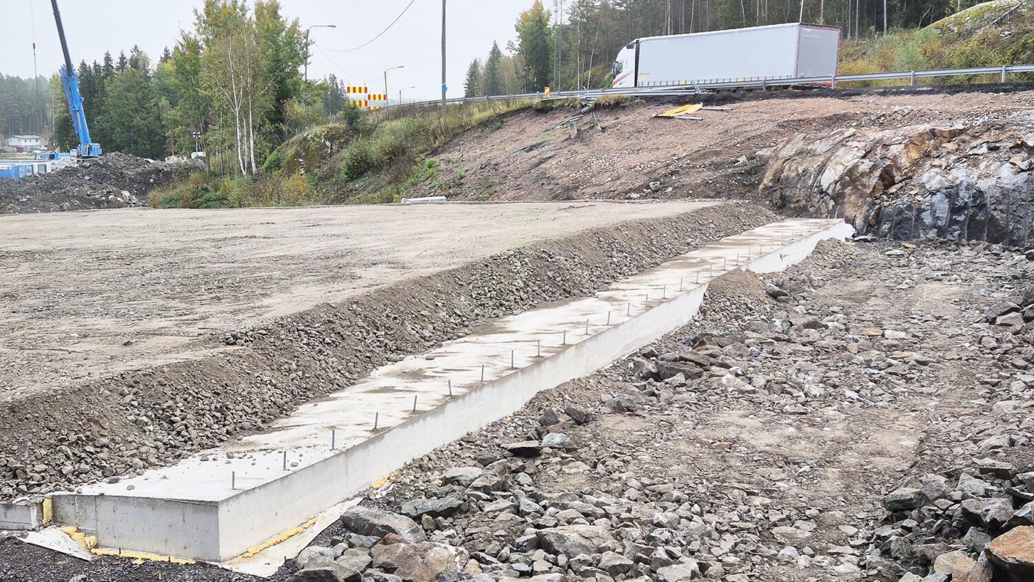 Kirjalansalmen ja Hessundinsalmen siltojen purkubetonista valmistettu EEJ-betonimurske on otettu hyötykäyttöön viereisellä Mt 180 Kurkela–Kuusisto -hankkeella.