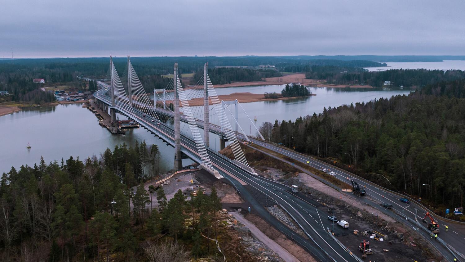 Uusi ja vanhan Kirjalansalmen silta vieretysten Paraisilla